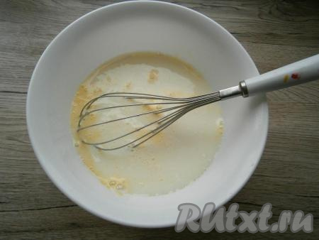 Влить молоко комнатной температуры, всыпать соду, венчиком хорошенько все взбить.