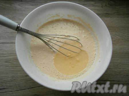 Тесто должно получиться не густым, но и не слишком жидким. Добавить в него растительное масло, хорошо перемешать.