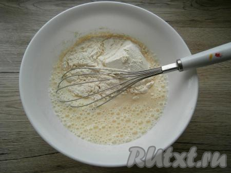 Всыпать муку, замесить тесто.