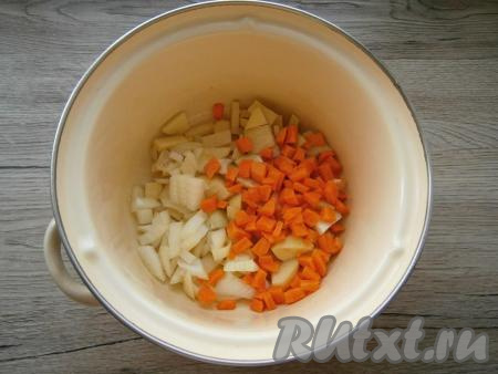 Картошку, морковь и лук очистить. Молодой кабачок можно не очищать от кожуры. Из болгарского перца удалить семенную коробку. В кастрюлю нарезать кубиками или кусочками картофель, морковь и репчатый лук.