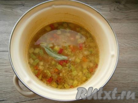 Также в овощной суп с кабачками добавить специи, приправу и лавровый лист, варить на небольшом огне еще минут 15.