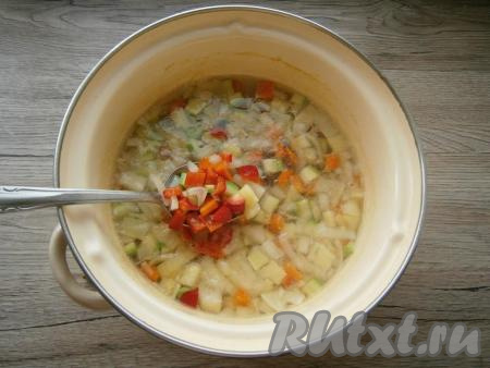 В кастрюлю с нарезанными овощами влить воду и отправить на огонь. После закипания воды уменьшить огонь, посолить по вкусу, влить растительное масло. Варить овощи около 25-30 минут, после чего добавить в суп нарезанный небольшими кусочками сладкий болгарский перец.