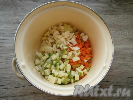 Капусту и кабачок тоже нарезать кубиками или кусочками и выложить в кастрюлю к овощам.