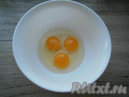 К охлажденным яйцам добавить щепотку соли.