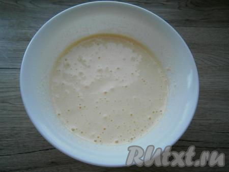 Затем, продолжая взбивать яйца, постепенно всыпать сахар и ванильный сахар. Взбивать еще минут 10, масса должна стать светлой и довольно плотной, густой.