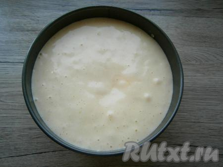 Тесто должно получиться не густым, воздушным, похожим на легкий крем или негустую сметану. Дно разъемной формы диаметром 19-20 см застелить пергаментом, выложить тесто.