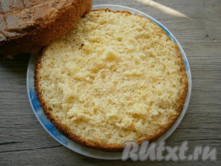 Выпекать ванильный бисквит в предварительно разогретой до 180 градусов духовке около 30-35 минут. Дать бисквиту остыть в форме до теплого, затем аккуратно вынуть и полностью остудить на решетке. Разрезать бисквит следует не ранее, чем через 5-6 часов после выпекания, ранее - он у вас просто развалится. Очень нежный бисквит в разрезе.