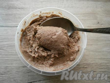 Отправить смесь в морозилку на 6-8 часов. Каждый час шоколадную смесь следует перемешивать ложкой. Не нужно слишком замораживать мороженое, приготовленное из сливок и сгущенки, но, если это произошло, перед подачей переставьте его из морозилки в холодильник минут на 20.