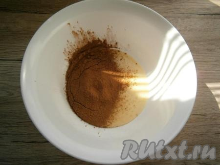 В сгущенное молоко хорошего качества добавить просеянный какао-порошок.