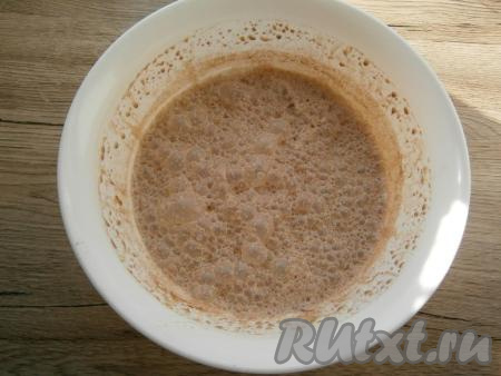 Миксером взбить сгущенку с какао, затем, продолжая взбивать, влить частями холодные сливки. Взбивать смесь следует до однородности и пышной пены.