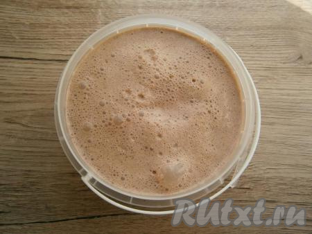 Вылить подготовленную смесь в пластиковую форму (у меня ведерко).