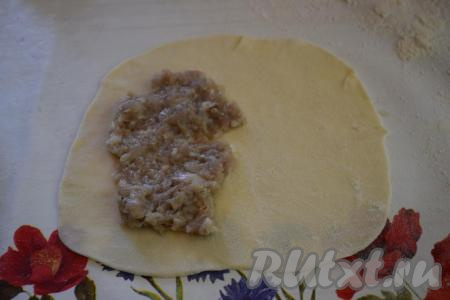 Каждый кусочек раскатываем в круг диаметром, примерно, 15 см. На один край теста выкладываем 1 столовую ложку фарша и равномерно распределяем его по одной половине теста, как на фото.