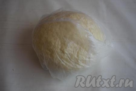 Заворачиваем готовое тесто в полиэтиленовый пакет и оставляем отдохнуть минут на 30.