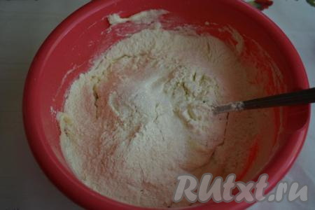Тщательно перемешиваем воду с мукой (для того чтобы не обжечься, перемешивать тесто на этом этапе нужно ложкой).&nbsp;В&nbsp;итоге у нас получается заварное тесто. К тесту добавляем соль, сахар. Постепенно подсыпаем 2 стакана муки и вливаем оставшуюся воду, тщательно перемешивая тесто после добавления каждой порции муки.
