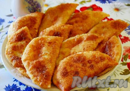 Готовые чебуреки вынимаем из масла и подаем горячими к столу. Вкуснейшие, сочные, хрустящие чебуреки на заварном тесте готовы. Уверена,&nbsp;все попробовавшие ваш кулинарный шедевр будут восторженно вас благодарить!