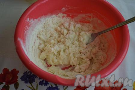 Далее приступим к приготовлению заварного теста, для этого вскипятим воду и немного охладим ее (охладить нужно в течение 2-3 минут). В миску выливаем стакан очень горячей воды и всыпаем стакан муки.