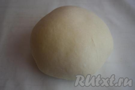 По истечении времени тесто станет очень гладким и еще более эластичным. С ним легко работать, оно не рвется, не липнет к рукам и очень податливое.