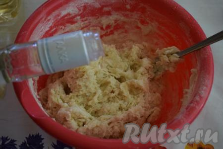 Вливаем к тесту водку и растительное масло.