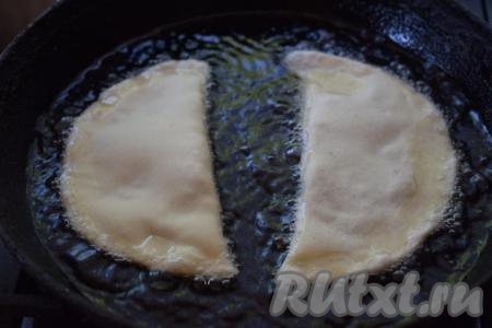 В сковороду наливаем столько растительного масла, чтобы оно покрывало дно не менее, чем на&nbsp;2 см. Разогреваем сковороду с маслом и в раскаленное масло кладем чебуреки (по 2 штуки за раз, не более).