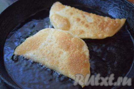 Жарим их с двух сторон до румяной корочки (примерно, по 3-4 минуты с каждой стороны).
