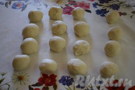 Присыпаем стол мукой. Выкладываем на него тесто и делим его на 16 равных кусочков. Еще пара чебуреков получится из обрезков теста.