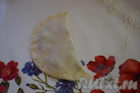 Чебурек готов к жарке.&nbsp;Старайтесь делать чебуреки быстро и надолго не оставлять их на столе, а сразу жарить, так как фарш для чебуреков очень сочный и он может размочить тесто.