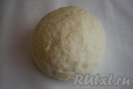 Добавляя постепенно оставшиеся 0,5 стакана муки, замешиваем тесто (возможно, муки понадобится чуть меньше или чуть больше, ориентируйтесь по консистенции теста). Тесто должно получиться плотным, очень эластичным, не липнущим к рукам, по консистенции будет напоминать мягкий пластилин.