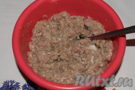 К фаршу с луком добавим ледяную воду, хорошо перемешаем.