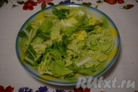 Приступаем непосредственно к приготовлению салата "Цезарь" с креветками и сухариками.&nbsp;&nbsp;Для этого пекинскую капусту нарезаем на крупные квадраты. Кладем капусту в тарелку, в которой планируется подавать салат.