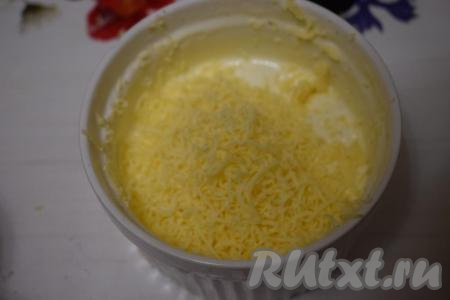 Перемешиваем соус, вливаем воду, перемешиваем до однородности. Сыр натираем на мелкой терке и добавляем к соусу, перемешиваем. Соус для заправки салата "Цезарь" готов, он получается насыщенным, с пикантной кислинкой.