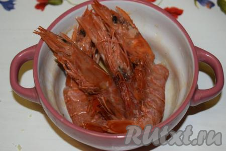 Следующий этап - креветки, их нужно разморозить. 