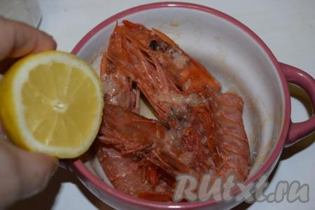 Солим размороженные креветки, взбрызгиваем соком лимона и оставляем их пропитаться и просолиться минут на 20.