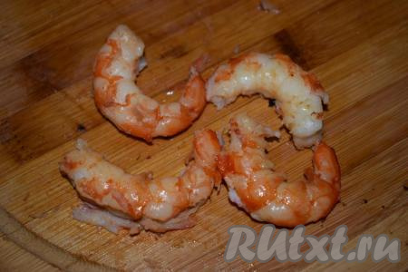 Готовые креветки снимаем со сковороды и охлаждаем. Очищаем креветки от панциря, удаляем кишку. Креветки для салата "Цезарь" готовы.