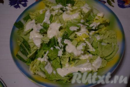 Поливаем капусту приготовленным соусом.