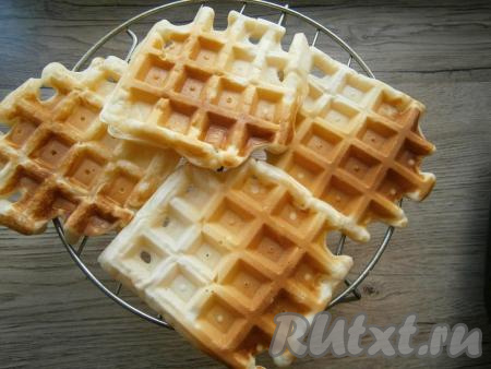 Готовые вафли остудить на решетке.