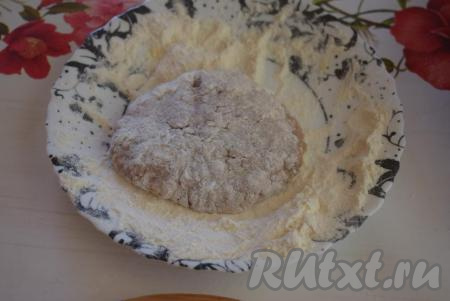 В отдельную тарелку насыпаем муку. Получившуюся отбивную обмакиваем со всех сторон в муку.