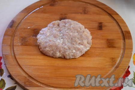 Фарш разделим на 8, примерно, равных частей. Каждую часть фарша хорошо отобьем рука об руку, чтобы комочек фарша стал без воздушных пустот и хорошо слипся в комочек. Расплющим кусочек фарша между ладонями до размера отбивной.
