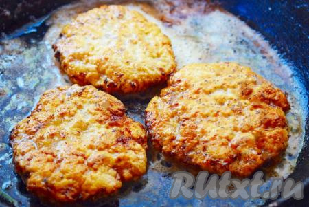 Обжариваем отбивные на небольшом огне до румяной корочки с двух сторон, переворачивая во время жарки несколько раз со стороны на сторону. Готовые отбивные из фарша снимаем со сковороды. Затем подготавливаем и жарим следующую порцию отбивных.