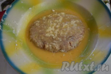 Затем отбивную, обваленную в муке, окунаем с двух сторон в миску с яйцами, размешанными до однородности.