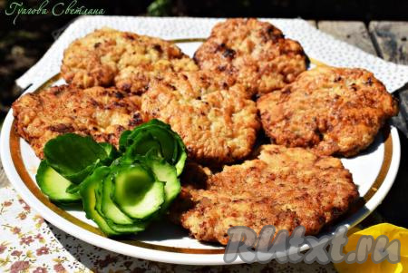 Румяные, аппетитные, очень ароматные отбивные из свиного фарша подаем к столу, дополнив гарниром по вкусу. А если вы еще и салатик приготовите, то обед или ужин у вас получится на все 100!