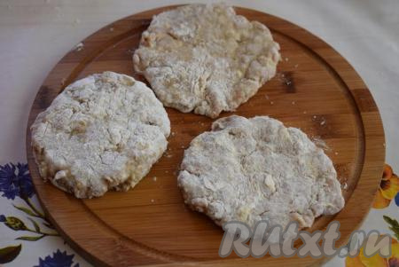 Подготавливаем (обваливаем в яйце и муке) столько отбивных из фарша за раз, сколько поместится одновременно на сковороде.