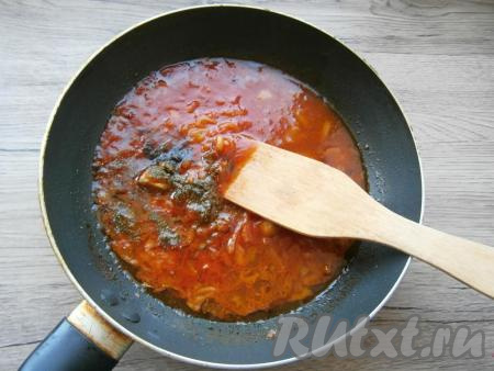 В сковороду к обжаренному луку добавить томатную пасту, влить немного воды из кастрюли, посолить, всыпать сахар, немного черного молотого перца, протушить заправку для борща минут&nbsp;5 на слабом огне.