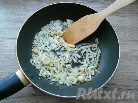 Лук нарезать произвольно, обжарить до золотистости на растительном масле, иногда помешивая.