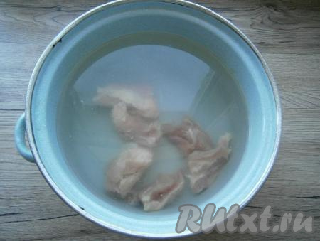 Кусочки курицы поместить в кастрюлю, залить водой, довести до кипения. Картошку и лук очистить.