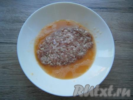 Фарш тщательно вымешать, влажными руками формировать большие и довольно тонкие отбивные. Аккуратно обмакнуть их сначала в яйцо с двух сторон.