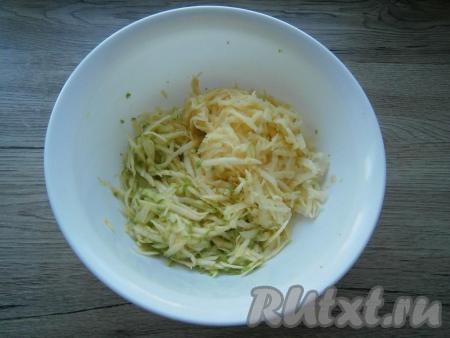 Кабачок (молодой кабачок можно готовить, не очищая от кожуры) и очищенную картошку натереть на крупной терке.