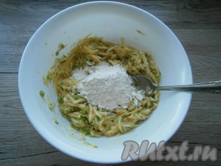 Тщательно перемешать получившуюся массу, всыпать муку, ещё раз хорошо перемешать. Тесто для оладий из кабачков и картофеля получится густым.