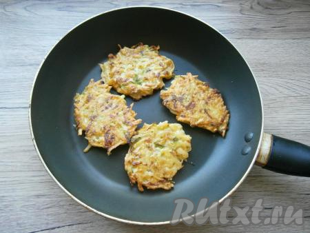 На сковороду влить растительной масло, хорошо разогреть. Столовой ложкой в виде небольших оладий выкладывать тесто на сковороду и жарить на среднем огне до румяного цвета с двух сторон.