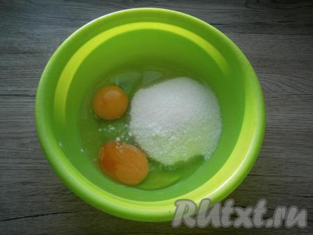 К сырым яйцам добавить сахар, соль и ванилин.