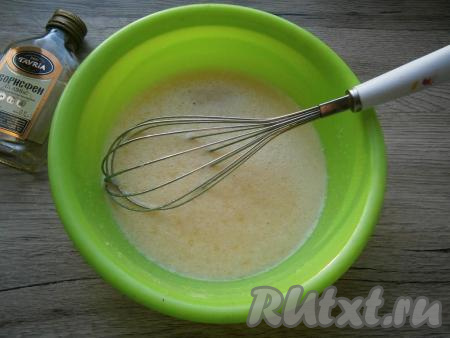 Взбить хорошенько венчиком, добавить растопленное остывшее сливочное масло, влить молоко комнатной температуры, коньяк, перемешать.